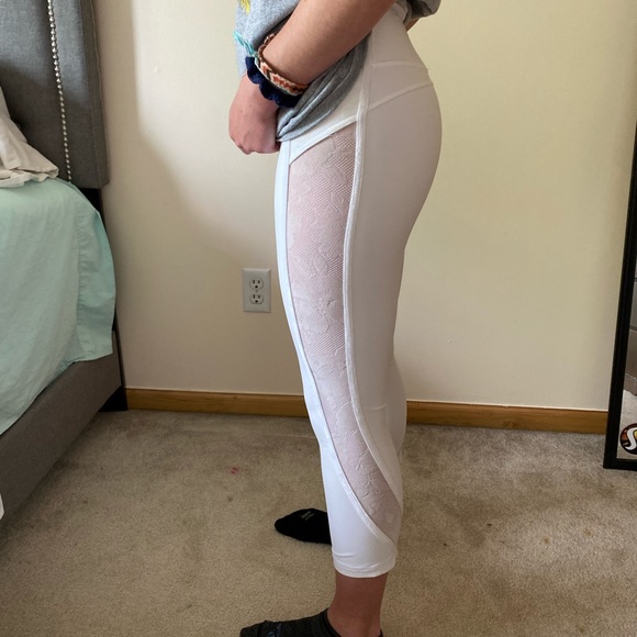 White Lace Lululemon Leggings Size 4 Cropped - Picture 3 of 3